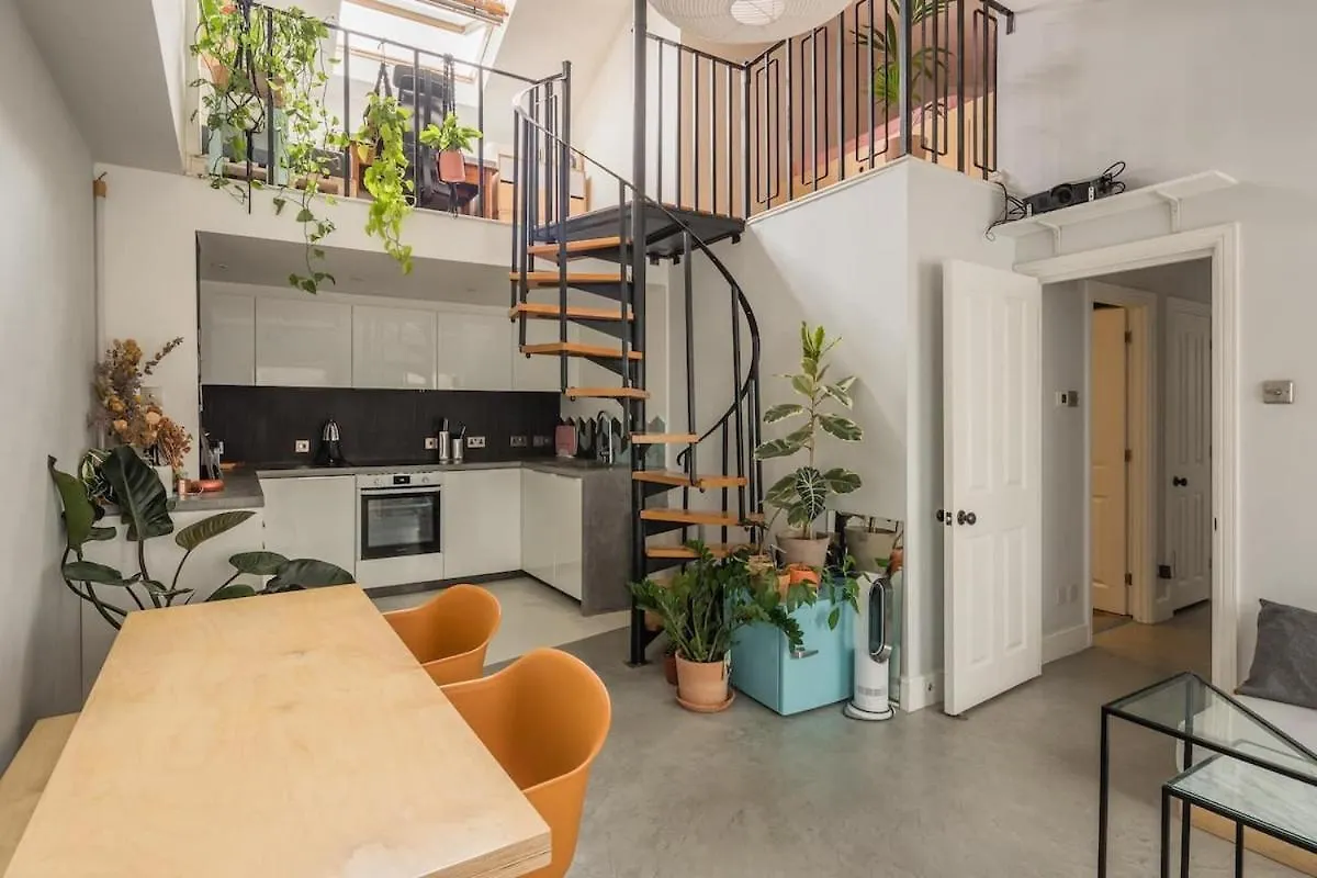 Stylish Georgian Loft 3Beds In London contacts